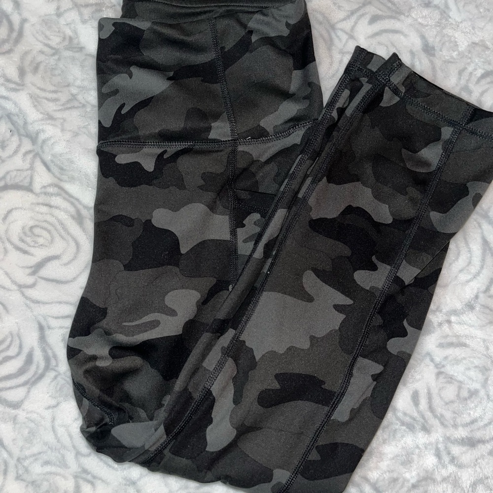 Yogalicious Lux camouflage workout leggings. Yoga pants. Size medium.
